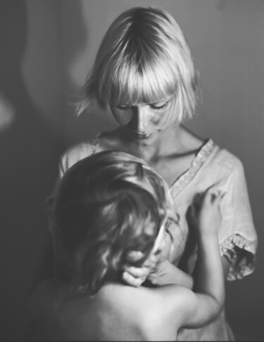 Fotografia intitolato "Motherhood, Dawn an…" da Romy Maxime, Opera d'arte originale, fotografia a pellicola