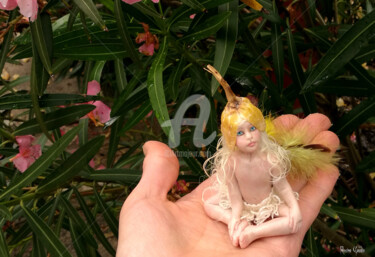 「Fairy」というタイトルの彫刻 Rosina Gaudioによって, オリジナルのアートワーク, ミックスメディア