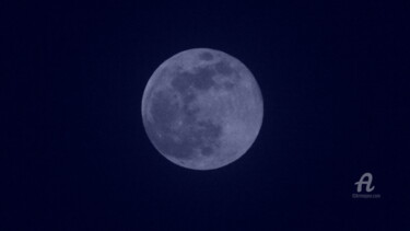 Photographie intitulée "Cold Blue Moon" par Claire Roussel, Œuvre d'art originale, Photographie numérique
