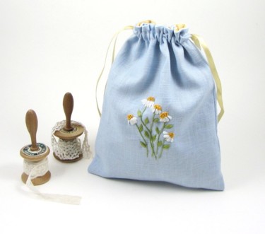 Sac pochon brodé main Textile Art titled "Sac pochon brodé ma…" by Frenchchiffondesigns, Original Art, Embroidery