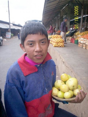 Photographie intitulée "vendeur des fruits" par Roxio, Œuvre d'art originale