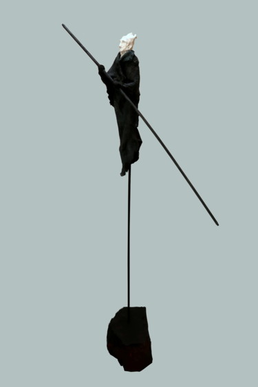 Скульптура под названием "il-qaddief" - Rupert Cefai, Подлинное произведение искусства, Керамика