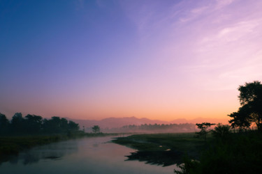 Fotografie getiteld "Dawn in Chitwan" door Ruud Kimmelaar, Origineel Kunstwerk, Digitale fotografie