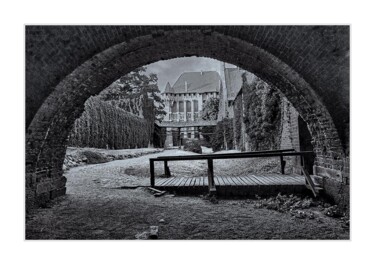 Photographie intitulée "Castle footbridge" par Ryszard Stelmachowicz, Œuvre d'art originale, Photographie numérique