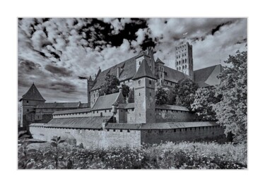 Фотография под названием "Malbork Castle in f…" - Ryszard Stelmachowicz, Подлинное произведение искусства, Цифровая фотограф…