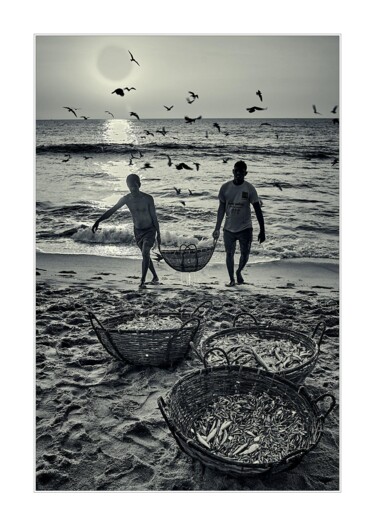 Fotografía titulada "Rybacy z koszem ryb" por Ryszard Stelmachowicz, Obra de arte original, Fotografía digital