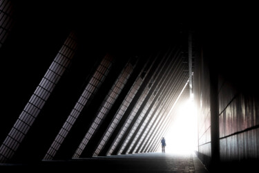 Fotografie getiteld "End of the tunnel?" door Sergio Capuzzimati, Origineel Kunstwerk, Digitale fotografie