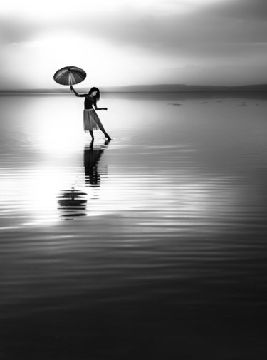 Photographie intitulée "Umbrella Girl" par Yavuz Pancareken, Œuvre d'art originale, Photographie numérique