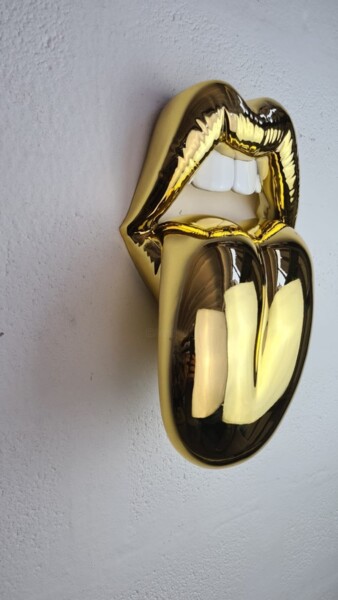 Sculptuur getiteld "Satisfaction Gold" door Sagrasse, Origineel Kunstwerk, Hars Gemonteerd op Andere stijve panelen