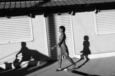 Fotografia intitolato "Donna a passeggio" da Salvatore Avallone, Opera d'arte originale