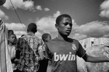 Fotografia intitulada "Ragazzo al mercato" por Salvatore Avallone, Obras de arte originais