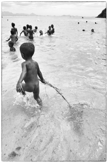 Fotografie getiteld "Bambino con rametto" door Salvatore Avallone, Origineel Kunstwerk