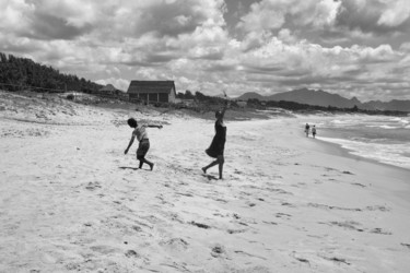 Photographie intitulée "Enfants à la plage" par Salvatore Avallone, Œuvre d'art originale