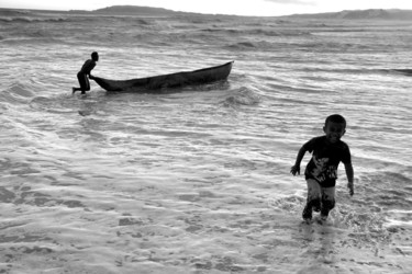 Photographie intitulée "Running in the sea" par Salvatore Avallone, Œuvre d'art originale