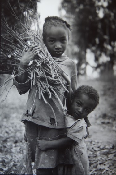 Fotografía titulada "Enfants avec petits…" por Salvatore Avallone, Obra de arte original, Fotografía analógica