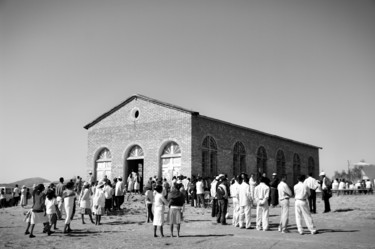 Fotografia intitolato "Devant l'église" da Salvatore Avallone, Opera d'arte originale