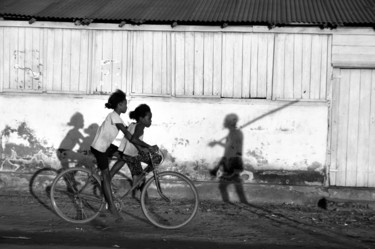 Fotografia intitulada "Bambini in biciclet…" por Salvatore Avallone, Obras de arte originais