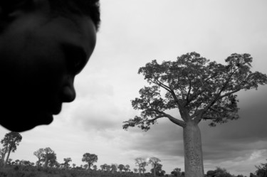 Fotografia intitolato "Ragazzo e Baobab" da Salvatore Avallone, Opera d'arte originale