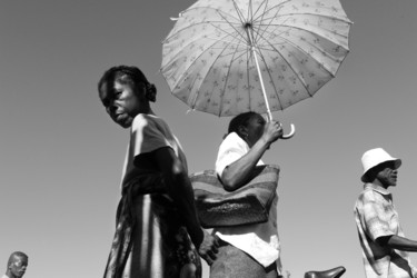 Photographie intitulée "Donna con ombrello" par Salvatore Avallone, Œuvre d'art originale