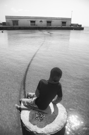 Photographie intitulée "Ragazzo che pesca" par Salvatore Avallone, Œuvre d'art originale