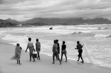 Photographie intitulée "Donne pescatrici" par Salvatore Avallone, Œuvre d'art originale