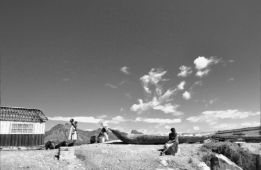 Fotografia intitulada "Donne attendono i p…" por Salvatore Avallone, Obras de arte originais