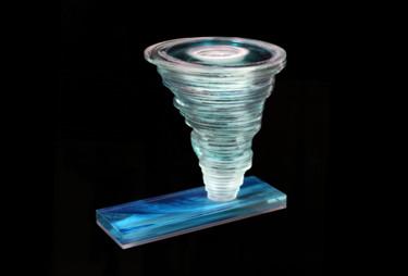 Skulptur mit dem Titel "Cyclone" von Samantha Schmid, Original-Kunstwerk, Glas