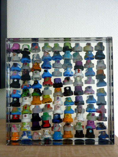 Escultura titulada "Caps 10" por Saname, Obra de arte original, Plástico