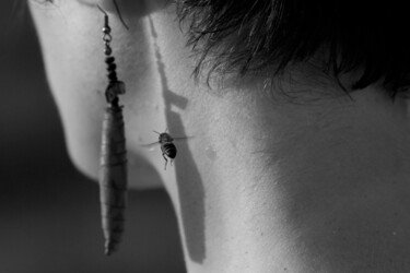Fotografie getiteld "Bee Whisper" door Sandira, Origineel Kunstwerk, Digitale fotografie Gemonteerd op Frame voor houten bra…