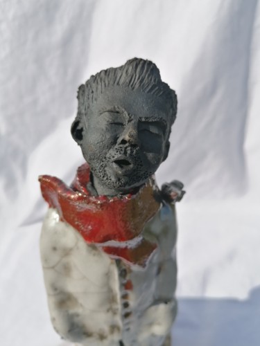 Escultura intitulada "L'homme à l'écharpe…" por Sandrine De Zorzi, Obras de arte originais, Argila