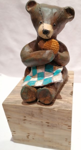 Sculpture titled "Ours à la gaufrette" by Sandrine De Zorzi, Original Artwork, Clay