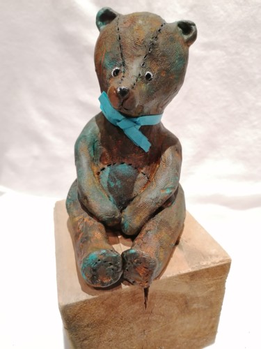 Sculpture titled "Ours au noeud bleu" by Sandrine De Zorzi, Original Artwork, Clay