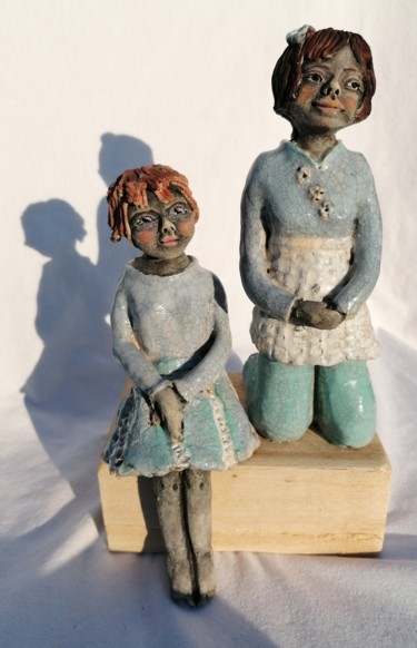 Sculpture titled "Les soeurettes bleu…" by Sandrine De Zorzi, Original Artwork, Clay