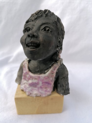 Sculpture intitulée "La fillette Raku" par Sandrine De Zorzi, Œuvre d'art originale, Argile