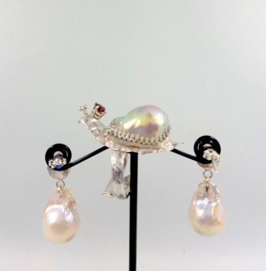 Design mit dem Titel "The Queen of Pearl" von Sapir Gelman, Original-Kunstwerk, Schmucksets