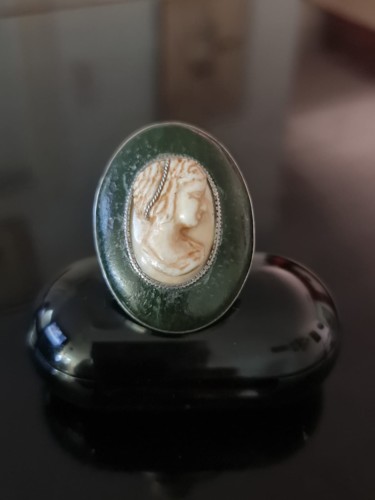 Bone Cameo Jade Stone Silver Ring original design Design intitulée "Bone Cameo Jade Sto…" par Sapir Gelman, Œuvre d'art originale, Bijoux