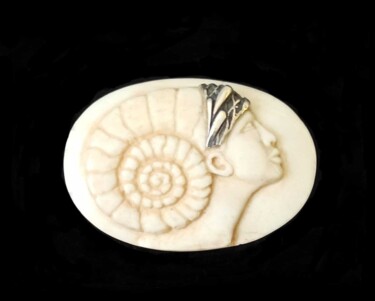 Design intitolato "Bone Cameo" da Sapir Gelman, Opera d'arte originale, Gioielli