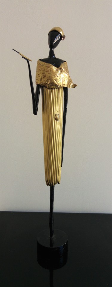 Skulptur mit dem Titel "Women with сigar II" von Sapir Gelman, Original-Kunstwerk, Metalle