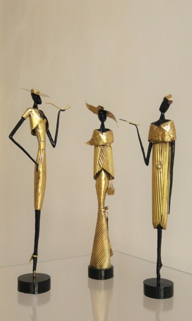 Skulptur mit dem Titel "between us, girls" von Sapir Gelman, Original-Kunstwerk, Metalle