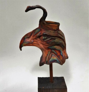 Скульптура под названием "Horus sculpture in…" - Sara Grace Wevill, Подлинное произведение искусства, Керамика
