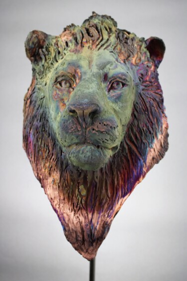 Scultura intitolato "Lion Majestueaux ce…" da Sara Grace Wevill, Opera d'arte originale, Ceramica