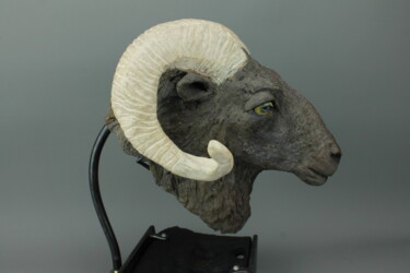 Sculptuur getiteld "Ouessant Ram's head" door Sara Grace Wevill, Origineel Kunstwerk, Keramiek