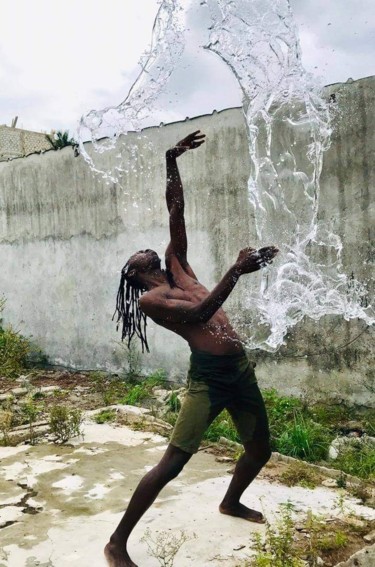 Photographie intitulée "L’eau la vie" par Kalilou Djira, Œuvre d'art originale, Photographie numérique