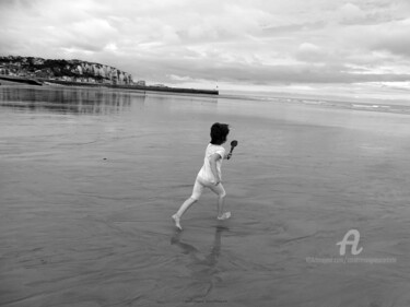 Photography titled "Running on the beach" by Sarah Leseigneur, Original Artwork, Digital Photography