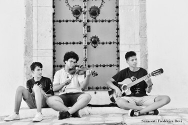 Fotografia intitulada "" Jeunes musiciens…" por Sarasvati Devi, Obras de arte originais, Fotografia Não Manipulada