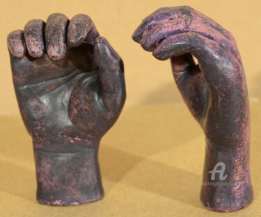 Escultura intitulada "Sculpture "Mains d'…" por Sarcie, Obras de arte originais, Terracota