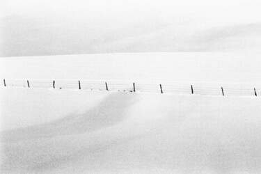 Фотография под названием "Fence and snow cove…" - Scott Gregory Banner, Подлинное произведение искусства, Пленочная фотограф…