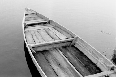 Fotografía titulada "Wooden canoe on a l…" por Scott Gregory Banner, Obra de arte original, Fotografía analógica