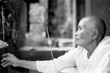 Fotografía titulada "Monk passing incens…" por Scott Gregory Banner, Obra de arte original, Fotografía analógica