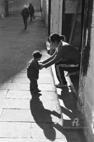 Fotografia zatytułowany „Mother and child -…” autorstwa Scott Gregory Banner, Oryginalna praca, Fotografia filmowa